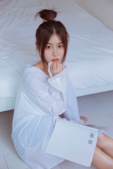 一面亲膜上边奶一个膜边